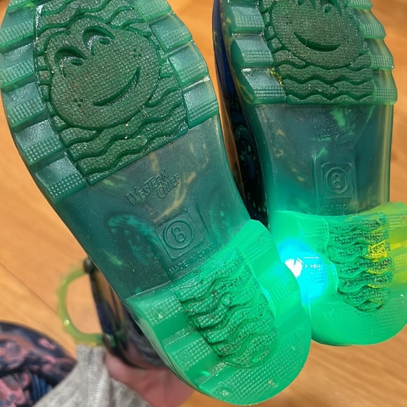 Western chief size 8 kids rain boots with dinosaur print - Picture 3 of 4